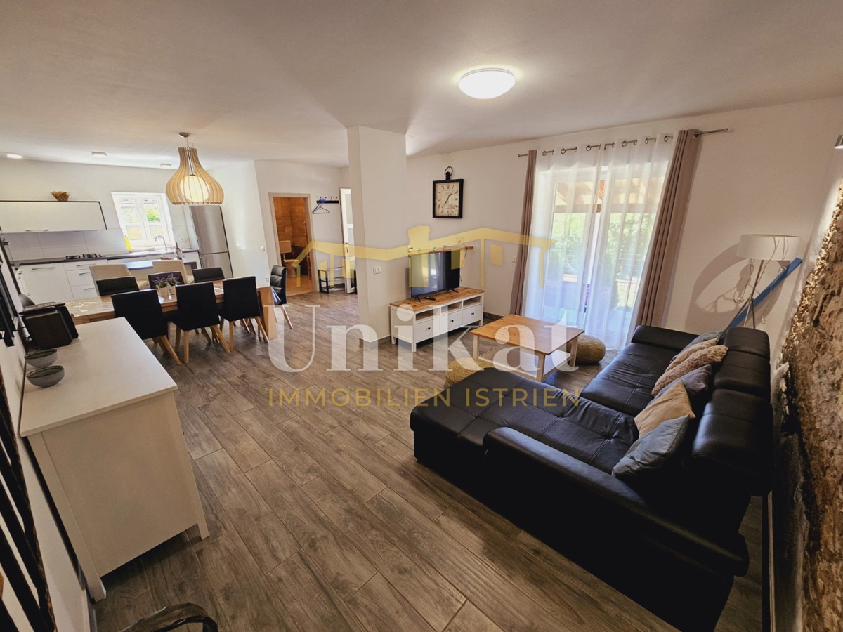 Tenuta con casa in pietra ristrutturata, giardino e piscina